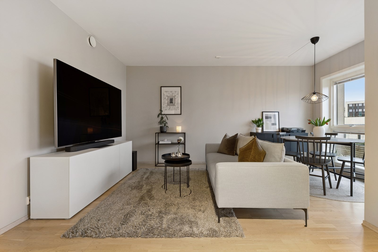 Stuen er åpen og lys, med fin takhøyde og store vindusflater som leder ut til en sørvendt balkong med gode solforhold. Galleribilde