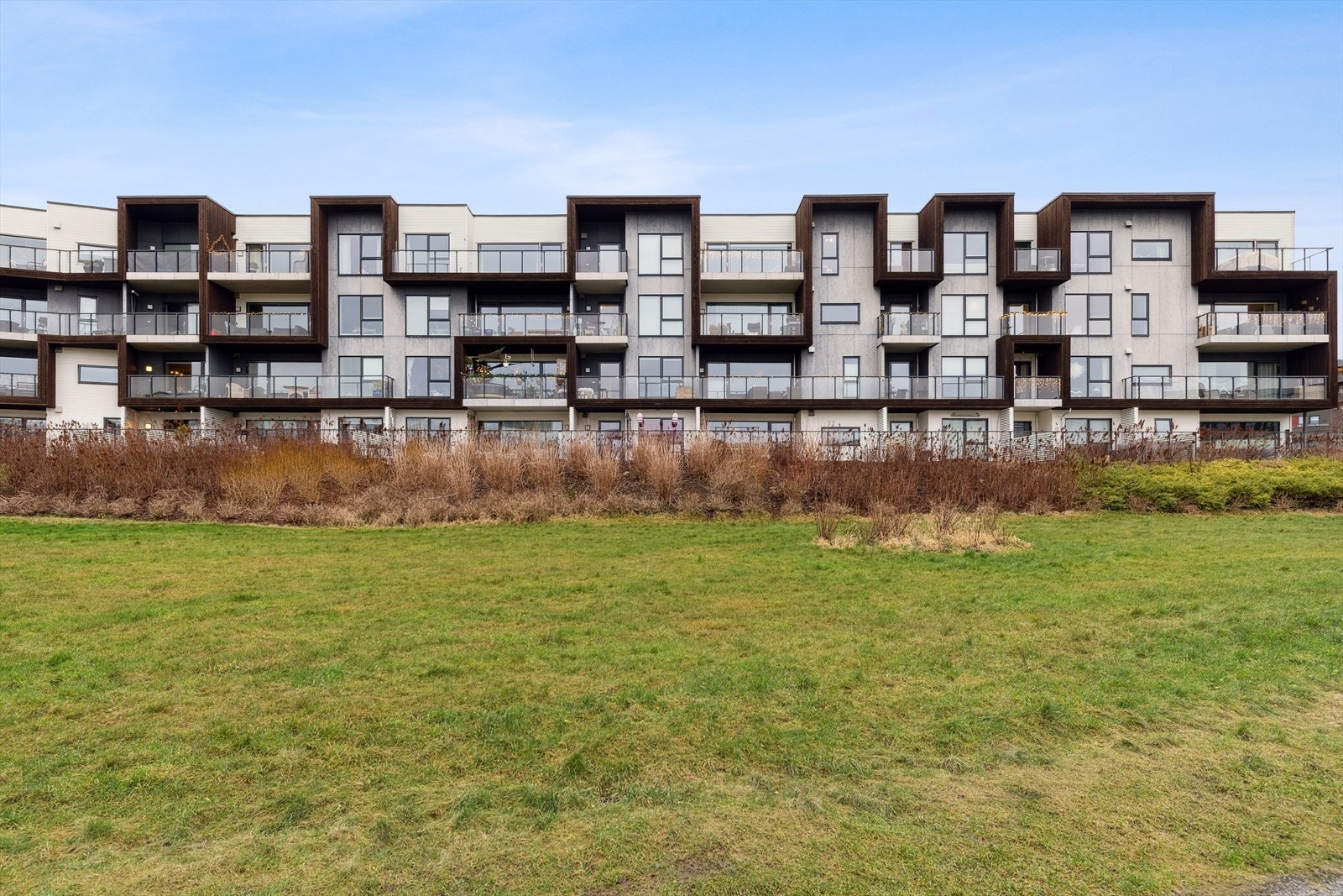 Offentlig kommunikasjon er også svært godt ivaretatt, med bussforbindelser like i nærheten som byr på hyppige avganger til Stavanger sentrum, Dusavik og Randaberg. Galleribilde