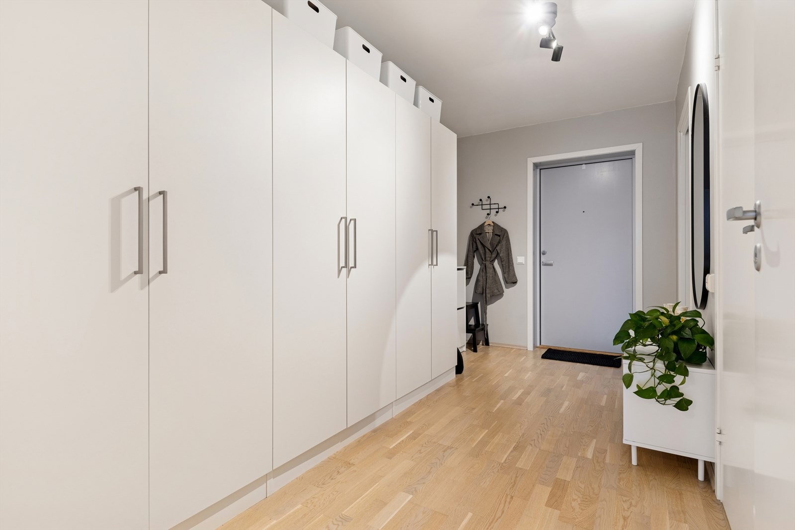 Via et lyst inngangsparti møtes du av en romslig entré med gode muligheter for oppheng av yttertøy og oppbevaring. Galleribilde