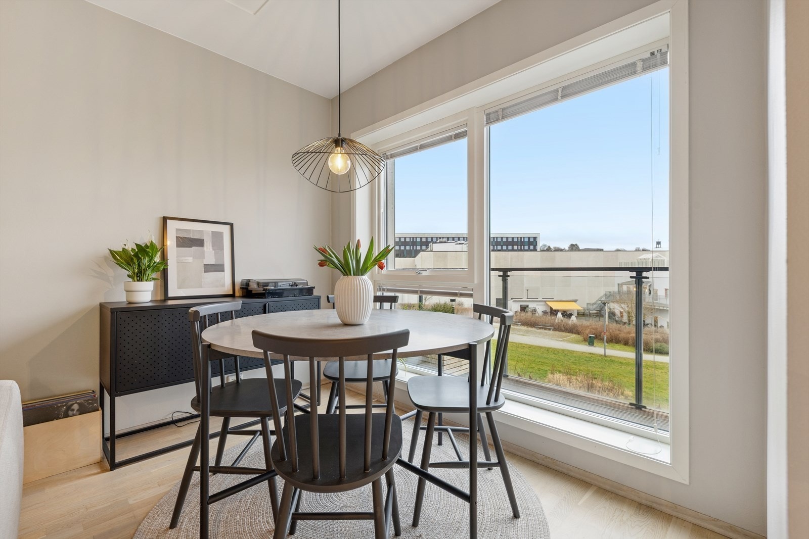 Stuen har ellers god plass til både større sofagruppe og spiseplass. Galleribilde