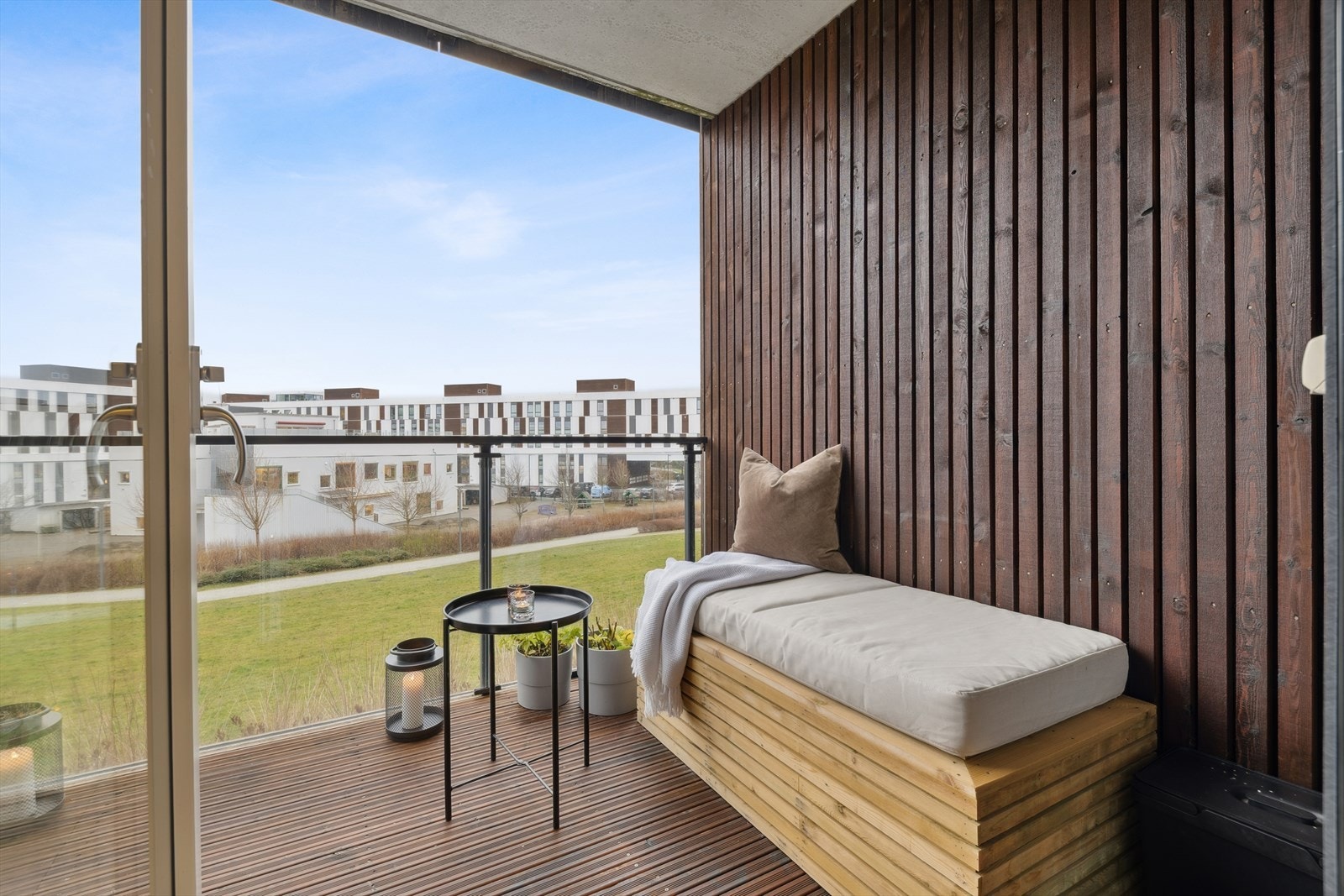 Sørvendt balkong med gode solforhold. Her er det god plass til utemøbler, og du kan nyte utsyn mot et rolig uteområde. Galleribilde