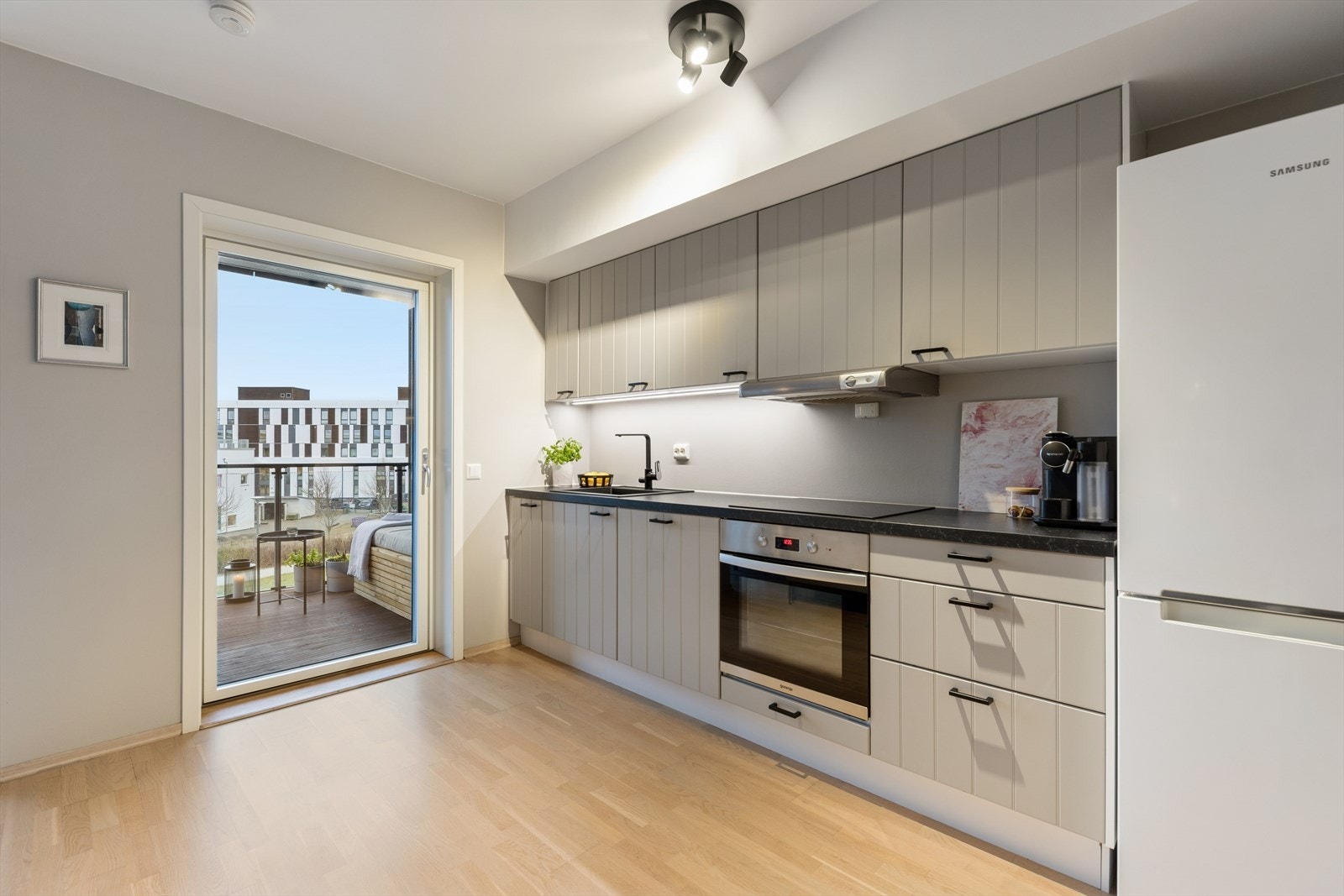 Kjøkkenet ble modernisert i 2024 med nye håndtak, ny farge på fronter, ny vask og blandebatteri. Galleribilde