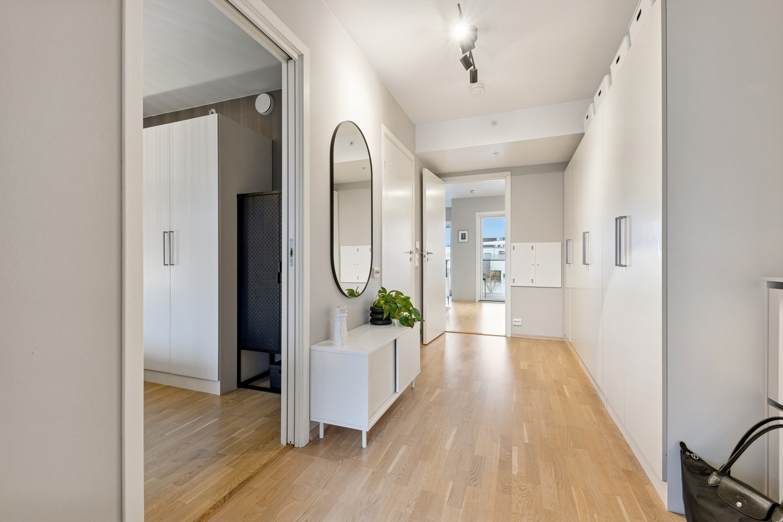 Det er bygget garderobeskap med rikelig lagringsplass, uten at dette går på bekostning av gangarealet. Entréen er malt i lyse toner, i likhet med resten av leiligheten. Galleribilde