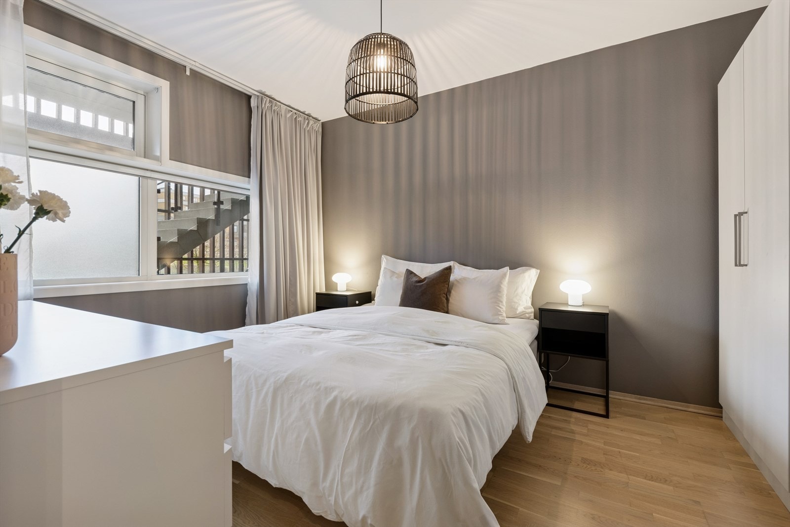 Videre leder veien til boligens soverom. Soverommet er malt i mørkere fargetoner som gir en dempet og lun atmosfære. Rommet har god størrelse og plass til dobbeltseng, garderobeskap og kommode. Galleribilde