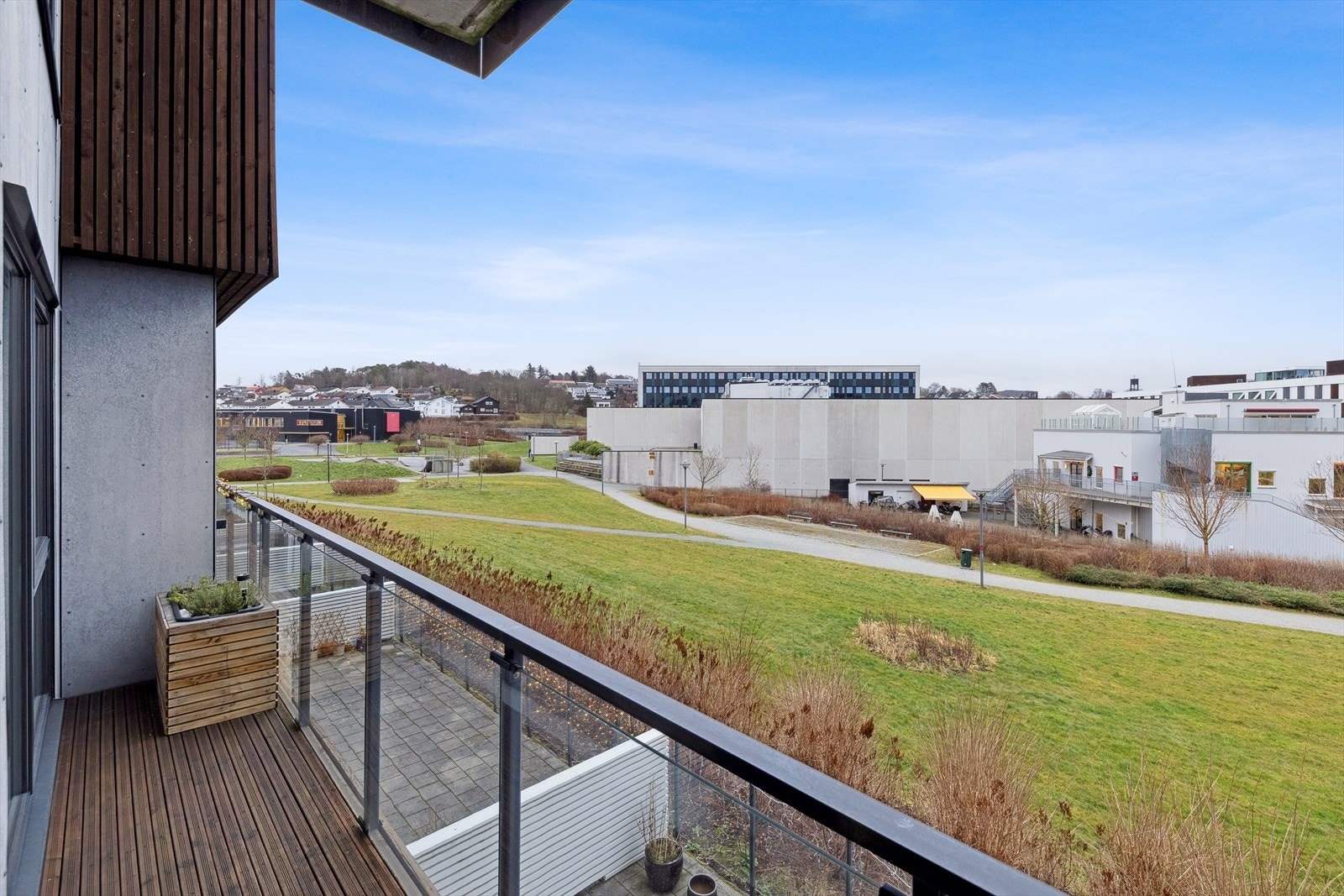 Det er kort vei til både skoler og idrettsanlegg i området, noe som gjør beliggenheten godt egnet for både familier og aktive hverdager. Galleribilde