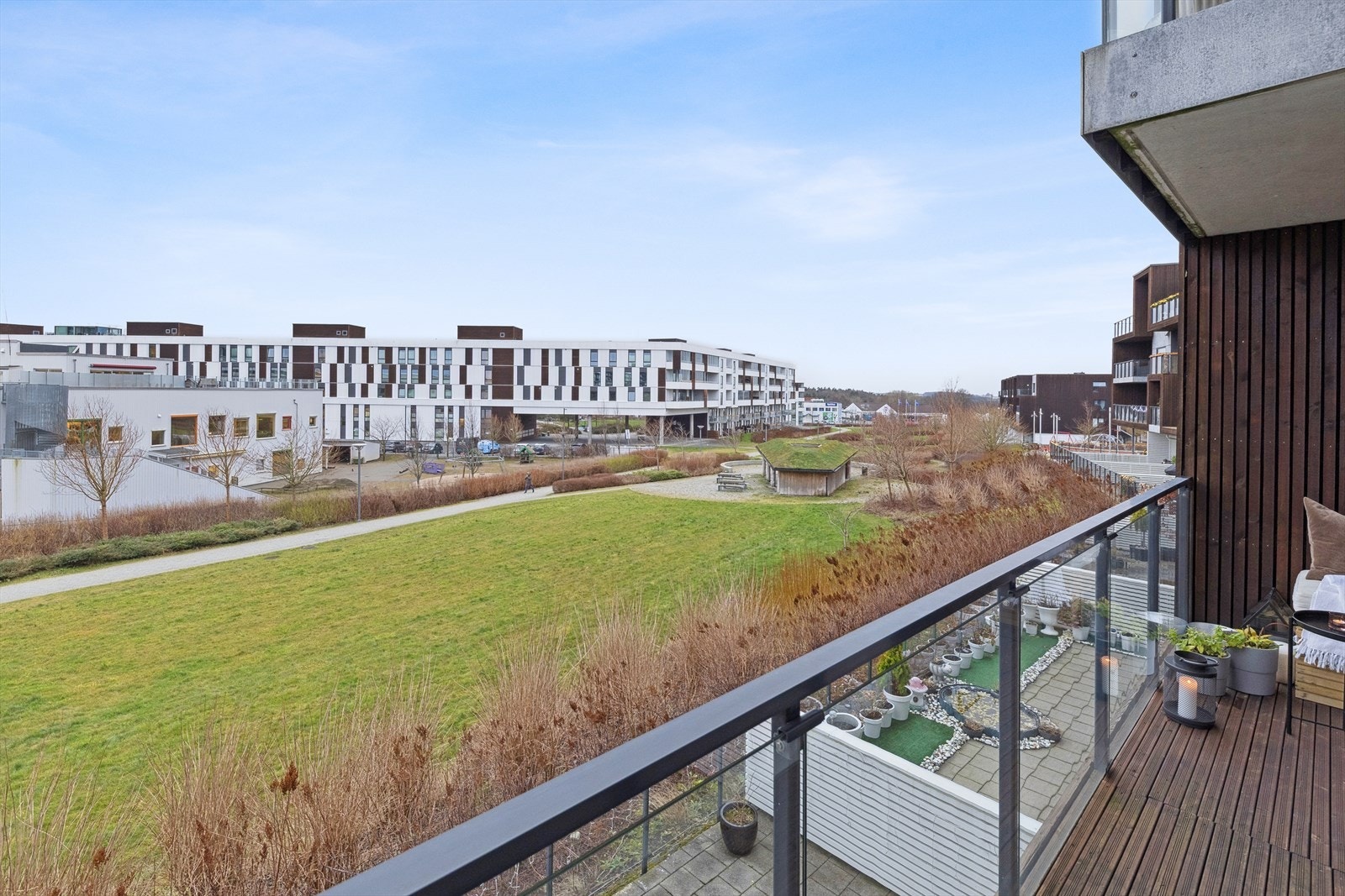 Her bor du med kort gangavstand til et bredt utvalg av servicetilbud, inkludert butikker, kaféer, vinmonopol, treningssenteret SATS, helsestasjon, legesenter og apotek. Galleribilde