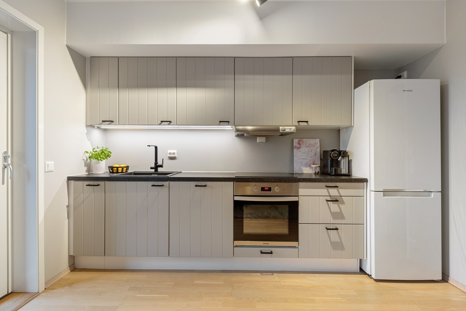 Kjøkkenet er godt utstyrt med skap- og benkeplass, overskap samt integrert stekeovn, platetopp og oppvaskmaskin. Galleribilde