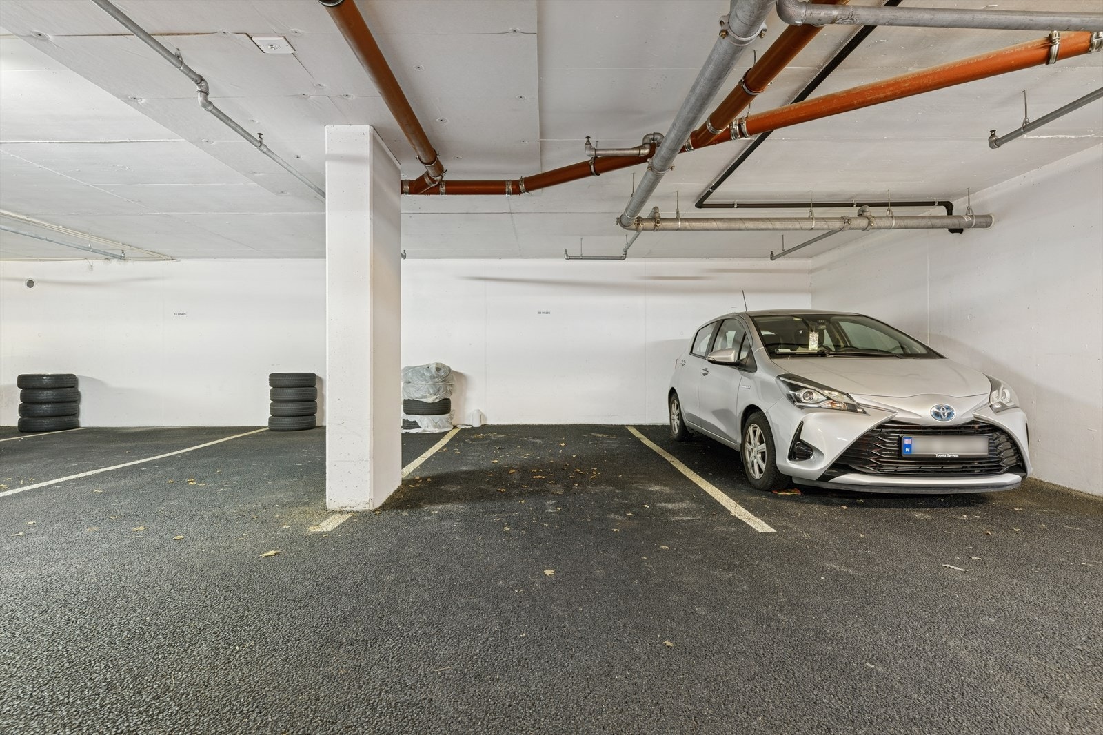 I tillegg medfølger fast parkeringsplass i lukket anlegg samt ekstern bod med gode oppbevaringsmuligheter. Galleribilde