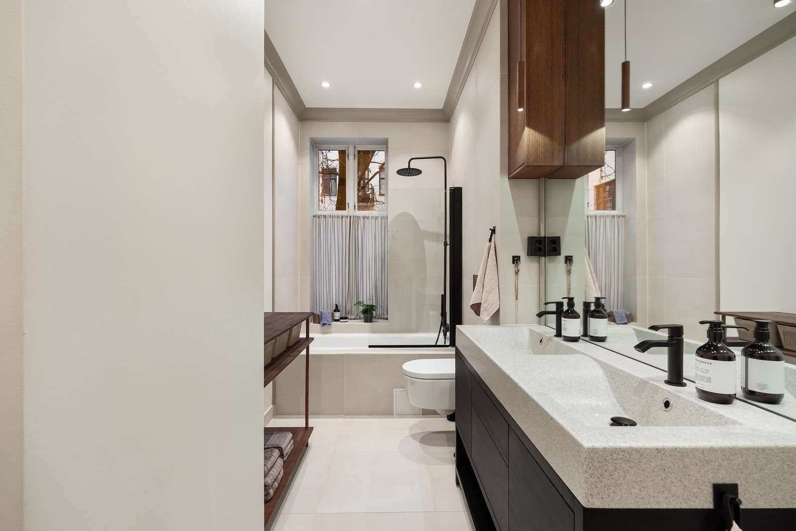 Delikat, flislagt bad med varme i gulv. Galleribilde