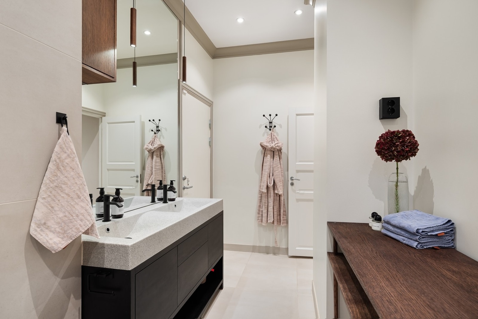 Smakfullt og funksjonelt innredet bad. Galleribilde