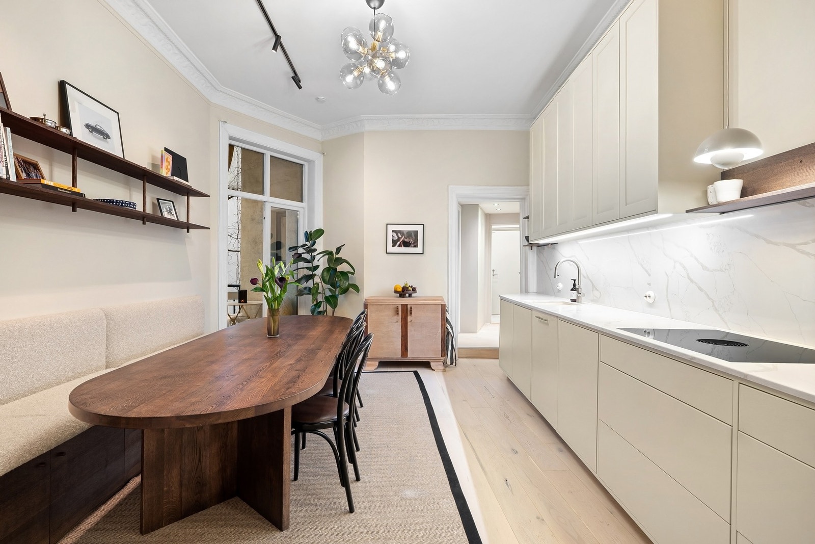 Benkeplate av steinkompositt med underlimt kum i keramikk. Galleribilde