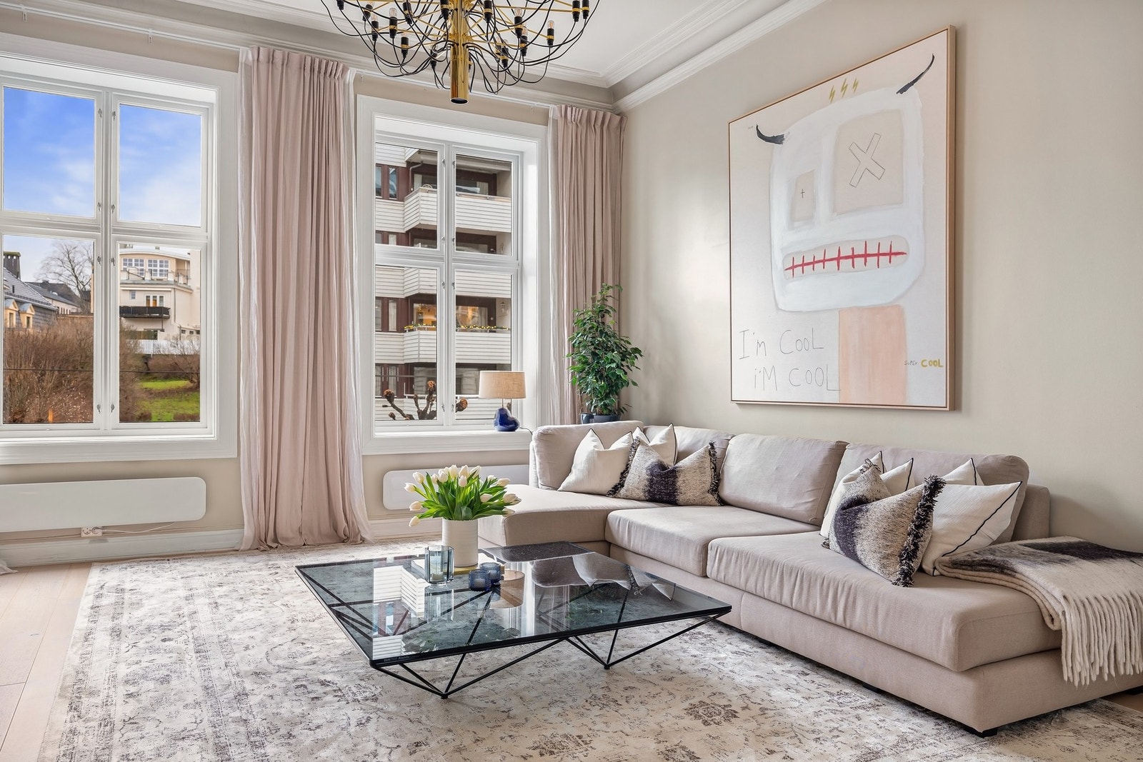 Store vindusflater gir rikelig med naturlig lys inn i leiligheten. Galleribilde