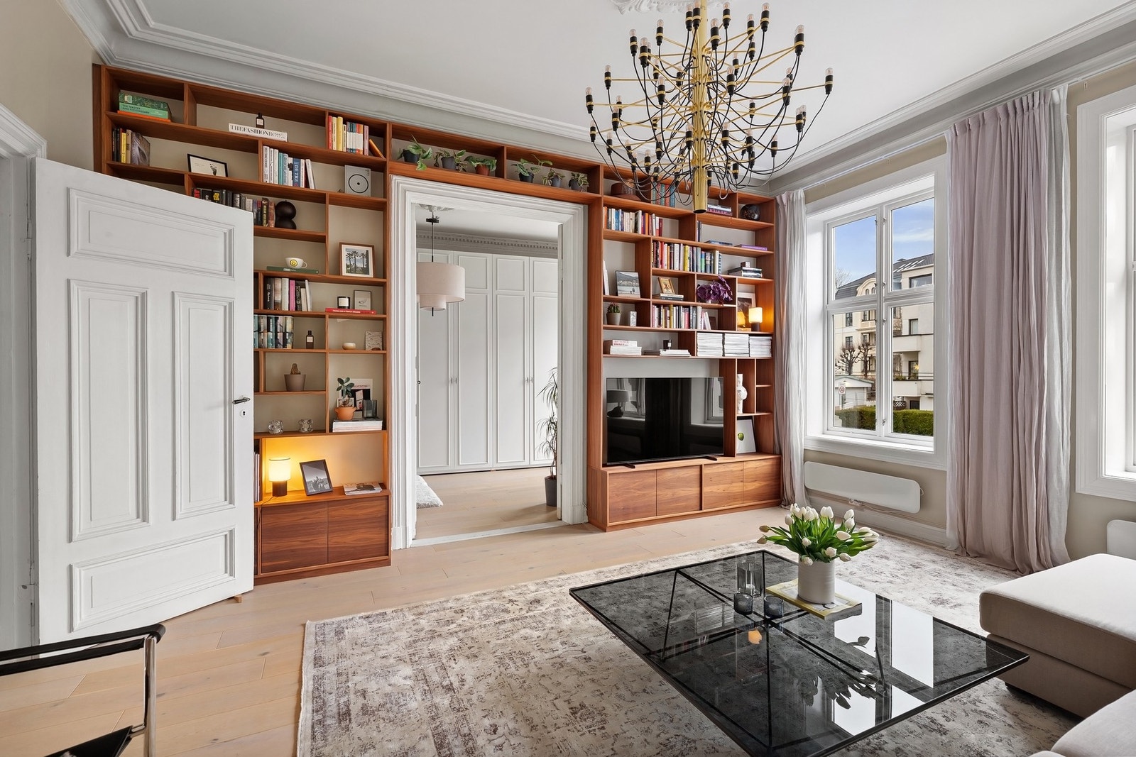 Klassiske detaljer som stukkatur, rosett, doble fløydører og takhøyde opptil 3,16 meter. Galleribilde