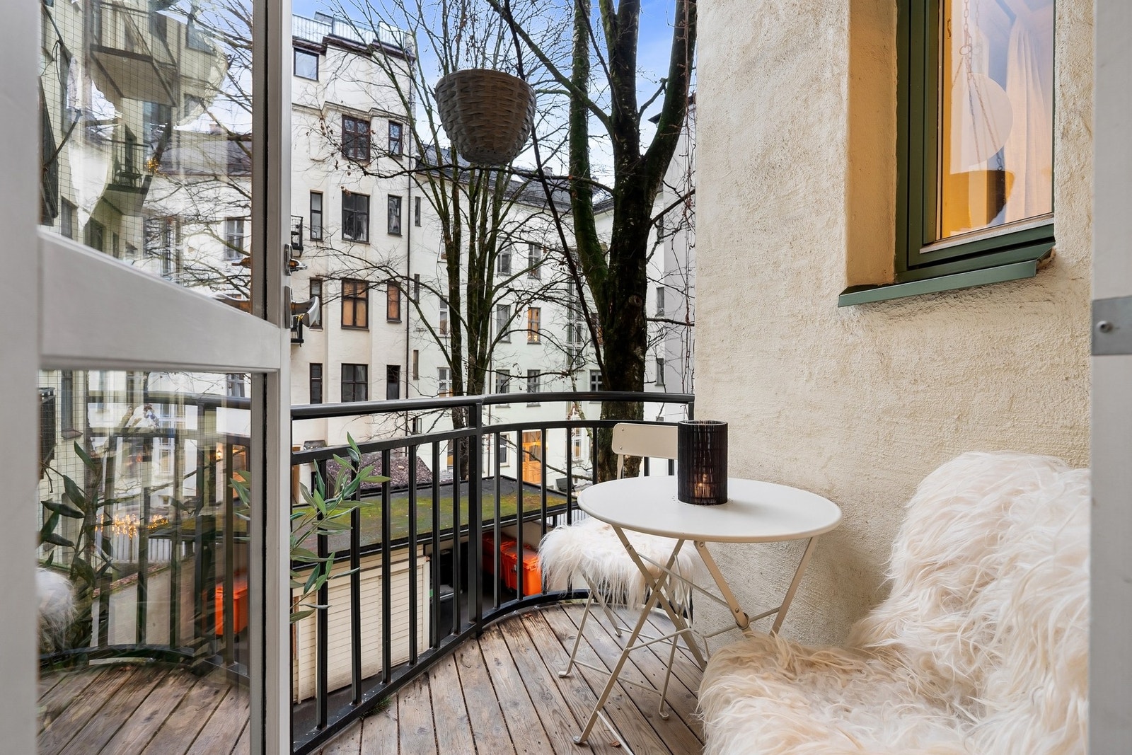 Fra kjøkkenet er det tofløyet dør ut til en balkong på 3 kvm. Galleribilde