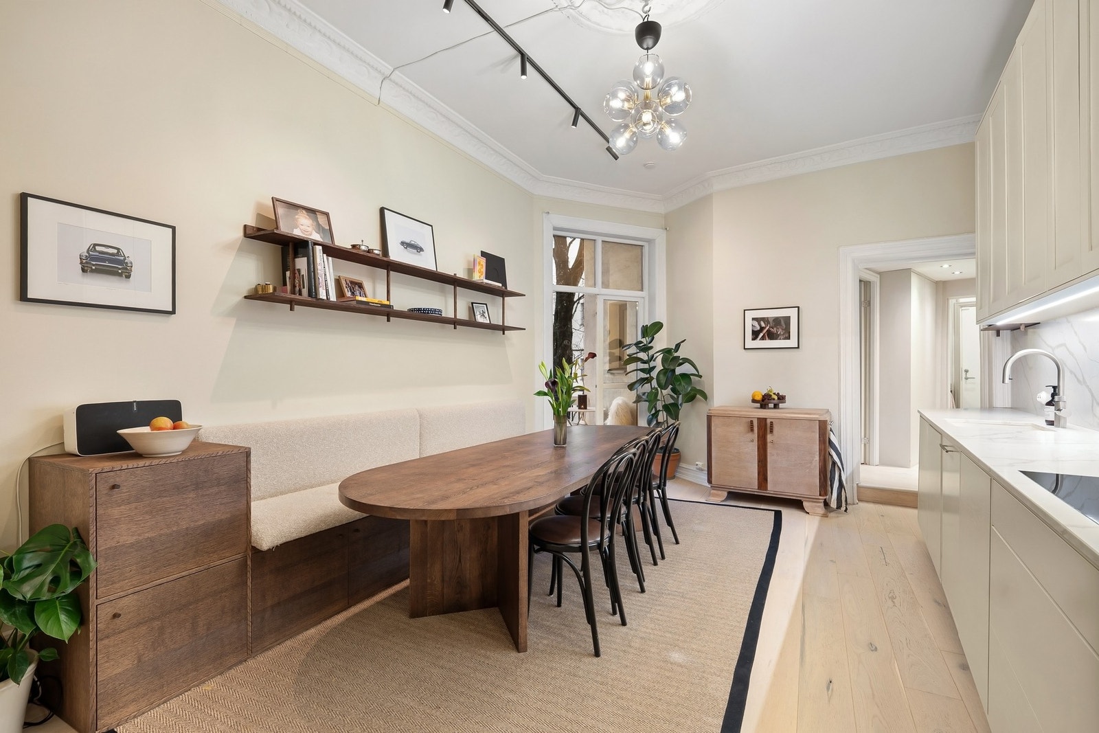 Plassbygget sittebenk med oppbevaring på kjøkkenet. Galleribilde