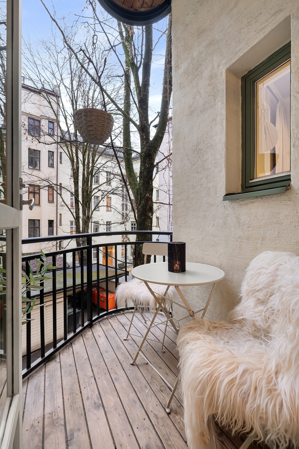 Hyggelig balkong som vender inn mot bakgård. Galleribilde