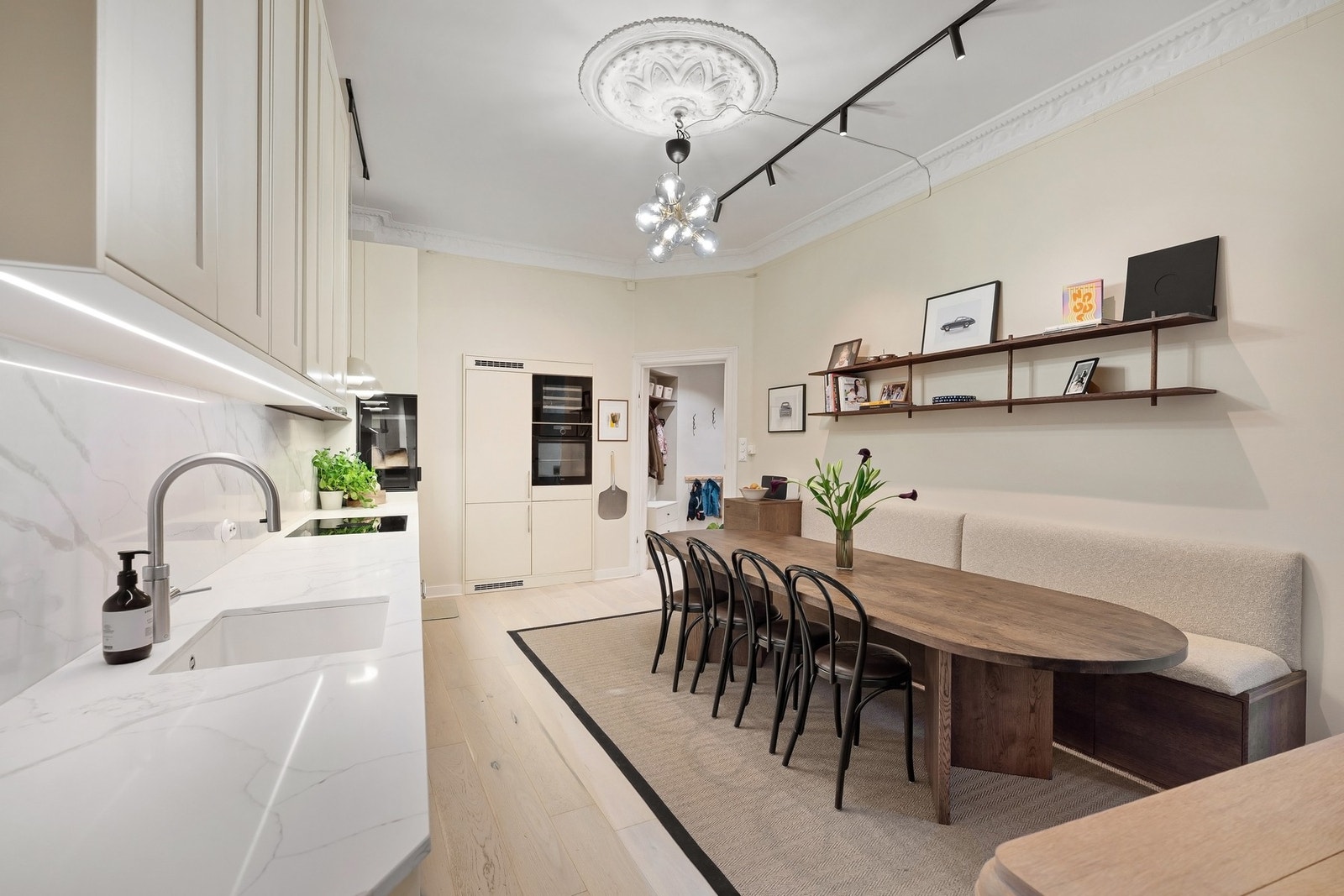 Stilrent kjøkken fra 2022 fra Bærum kjøkkensenter. Hyggelig hjørnepeis som også var ny i 2022. Galleribilde