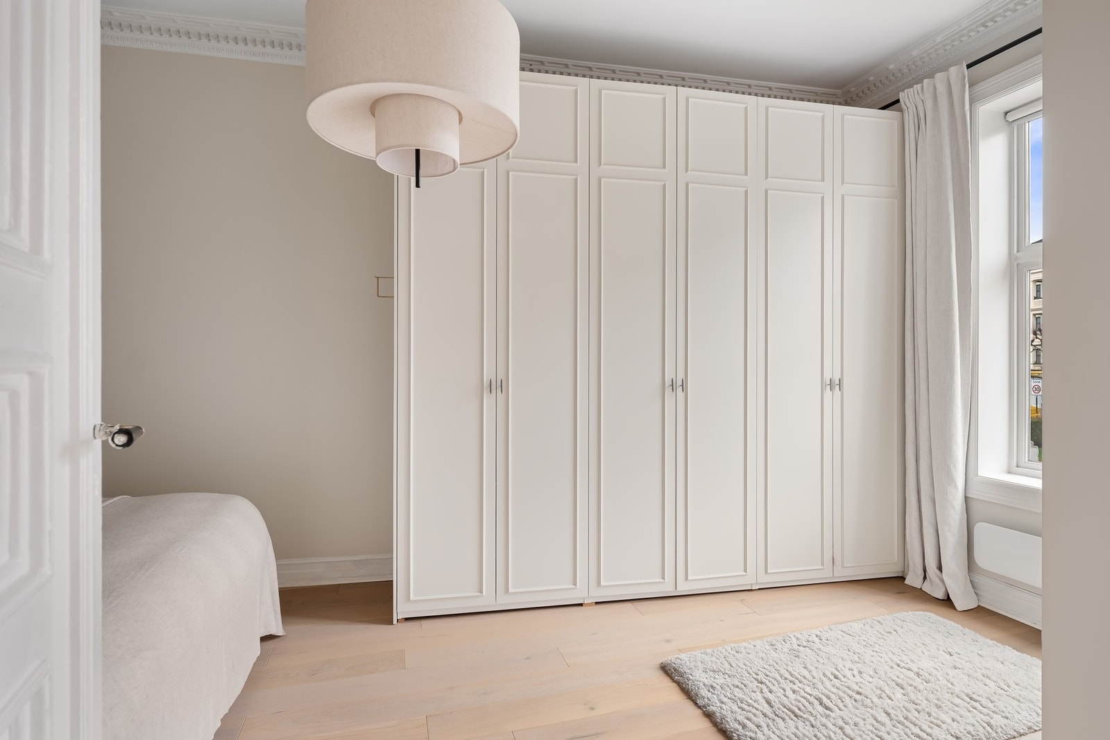 Det er rikelig med garderobeplass på hovedsoverommet. Galleribilde