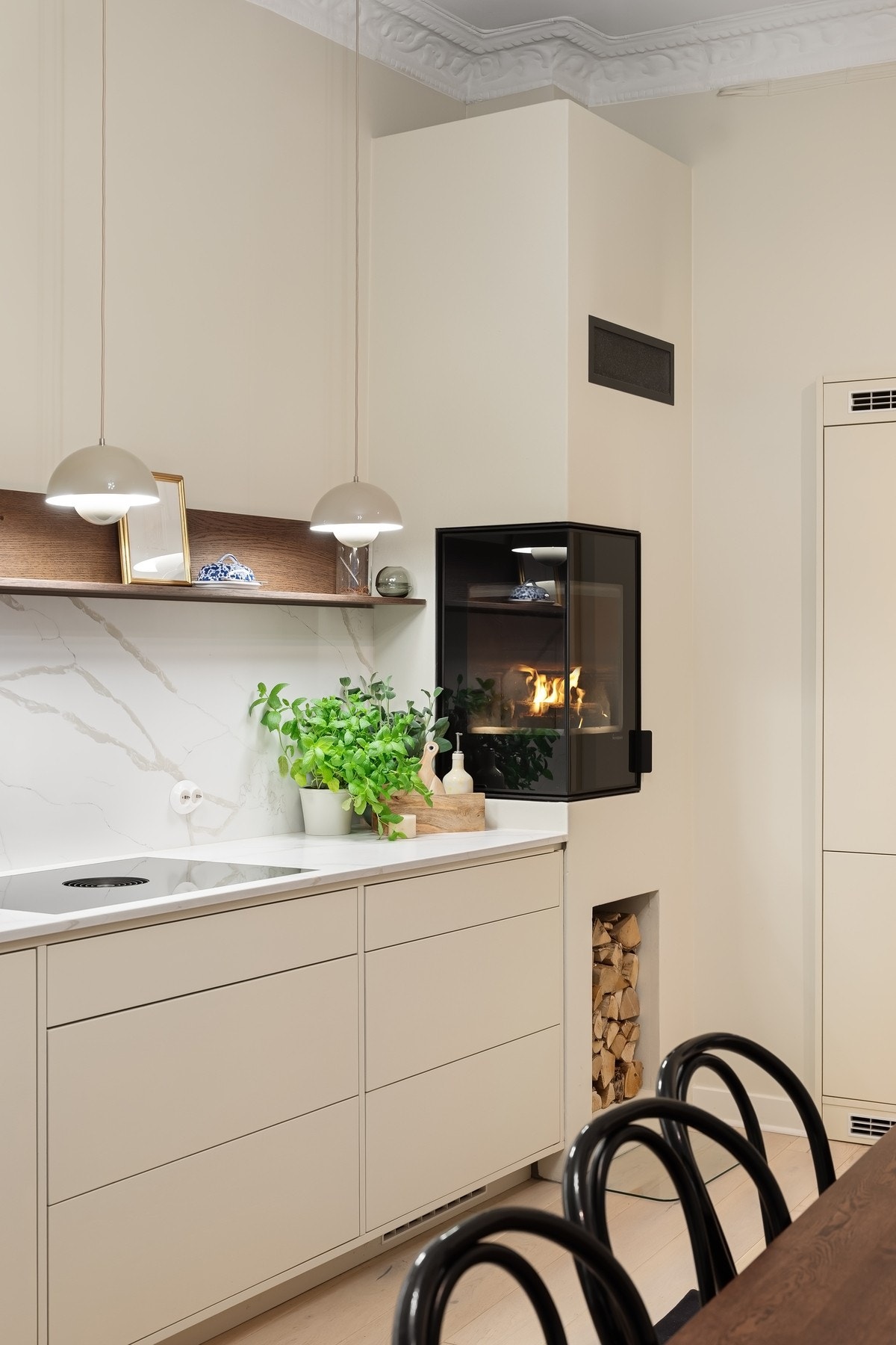 Kjøkkenet har integrerte hvitevarer som induksjonstopp med vifte, stekeovn, oppvaskmaskin, vinkjøler og kjøl/ frys. I tillegg er det installert quooker. Galleribilde