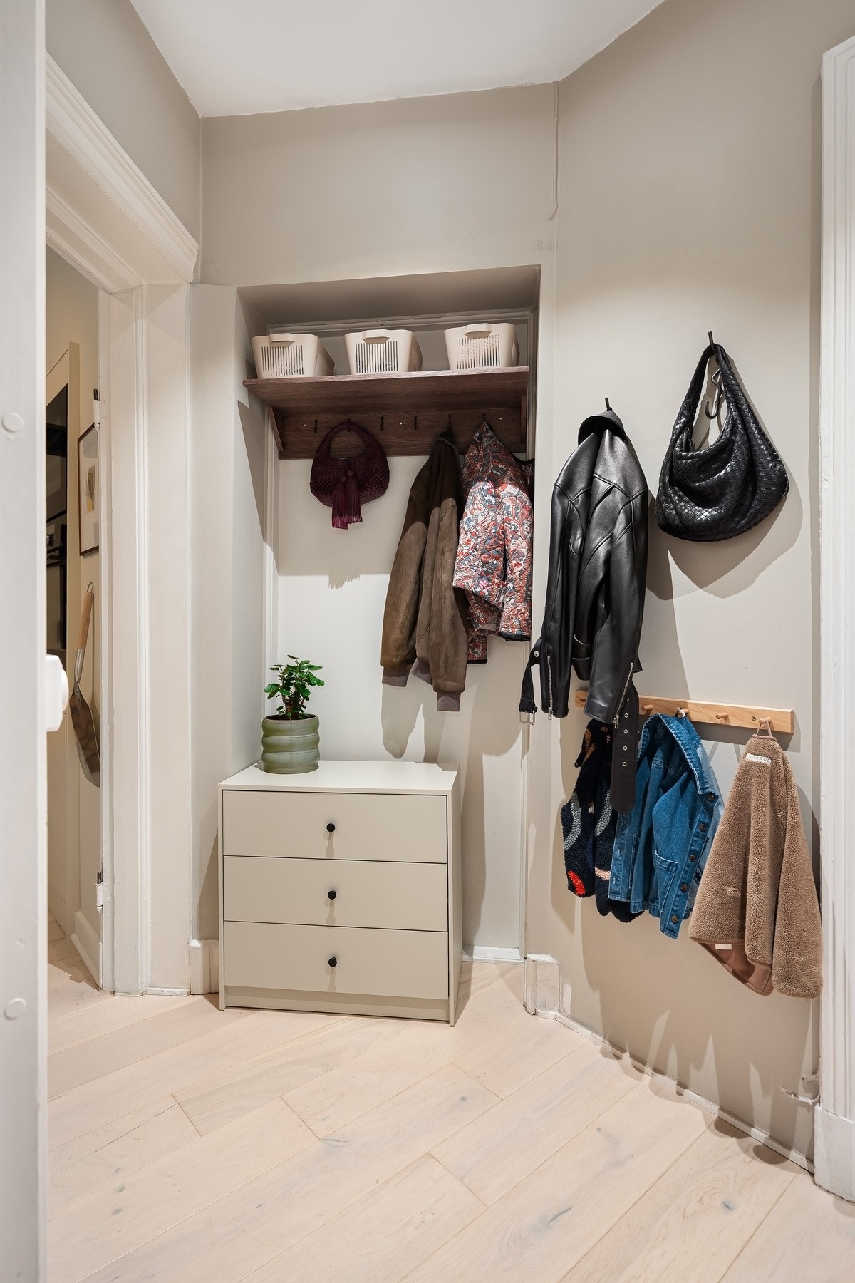 Hyggelig entré/gang med plass til ytterklær og enkel møblering. Galleribilde