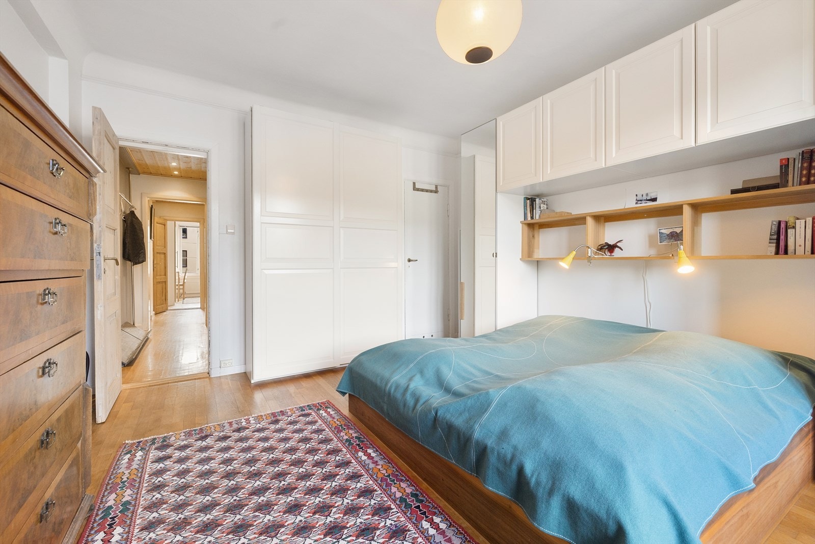 Det er godt med lagringsplass i flere garderobeskap og plass til kommode. Galleribilde