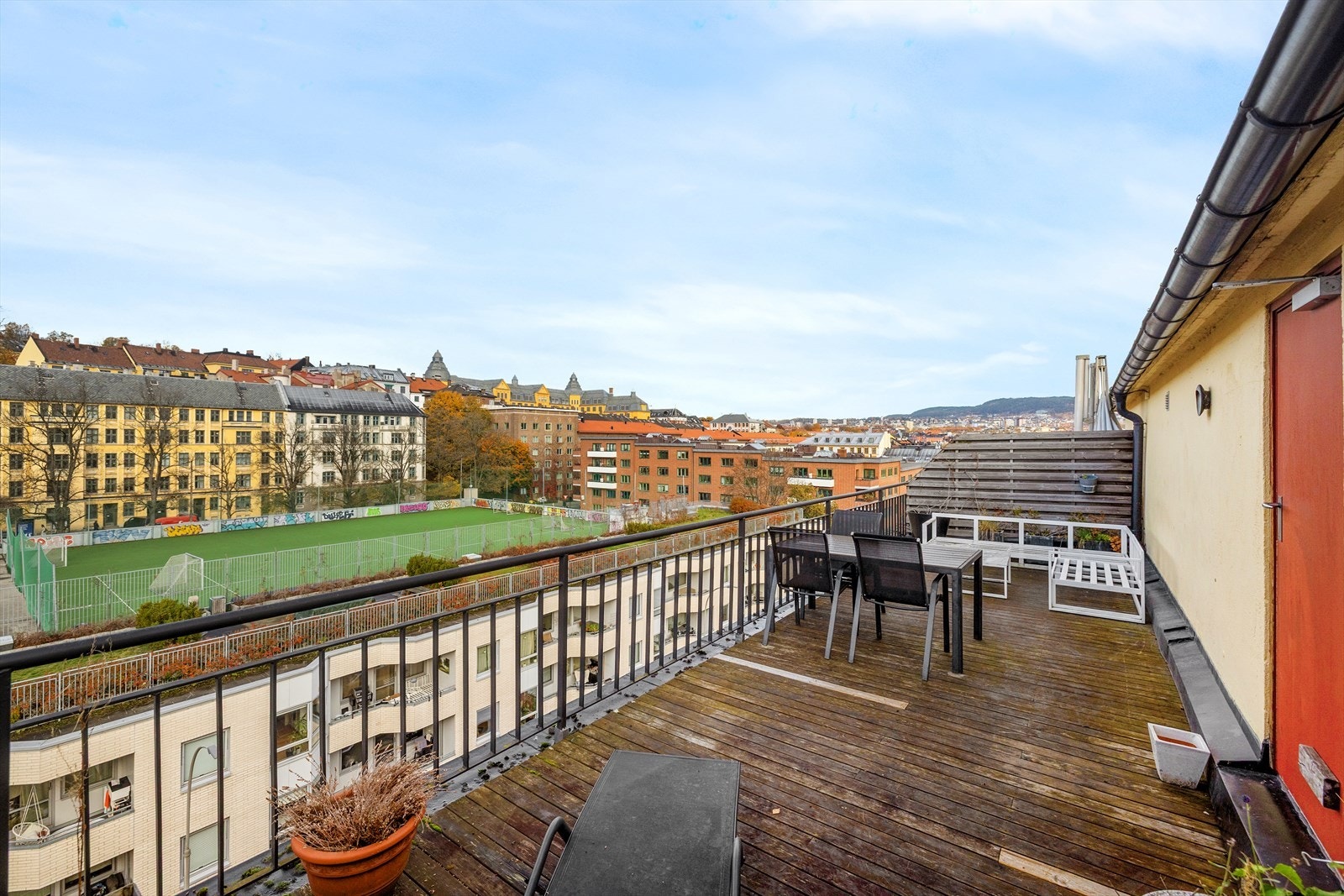 Herlig og åpent utsyn fra takterrassen. Galleribilde