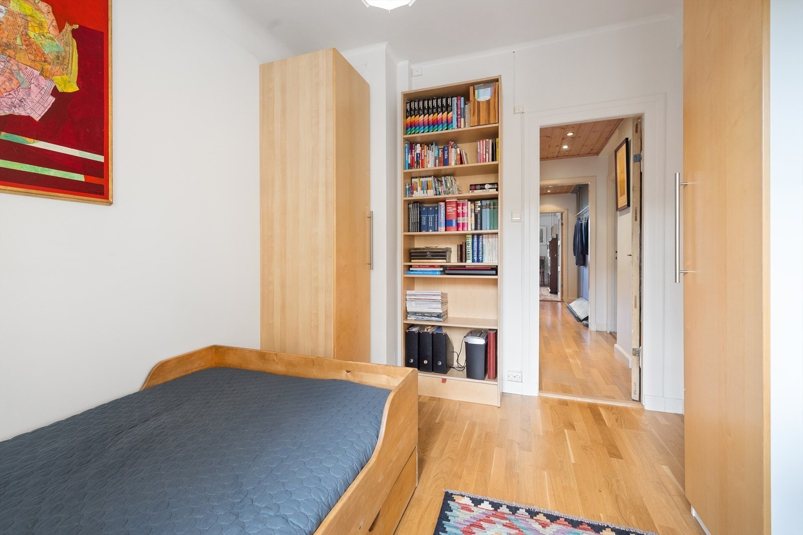 Rommet har plass til seng, skrivepult og skap. Galleribilde