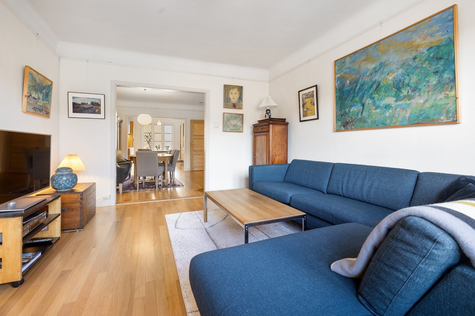 Lys og innbydende stue av god størrelse. I stuen er det god plass til sofagruppe med tilhørende sofabord og tv-møblement. Galleribilde