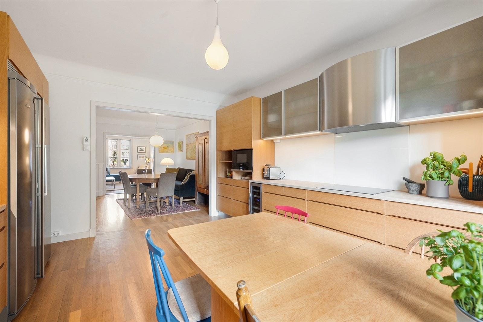 Det er integrert stekeovn, platetopp, oppvaskmaskin, vinskap og mikroovn og frittstående kjøleskap. Kullfiltervifte over stekesonen. Galleribilde