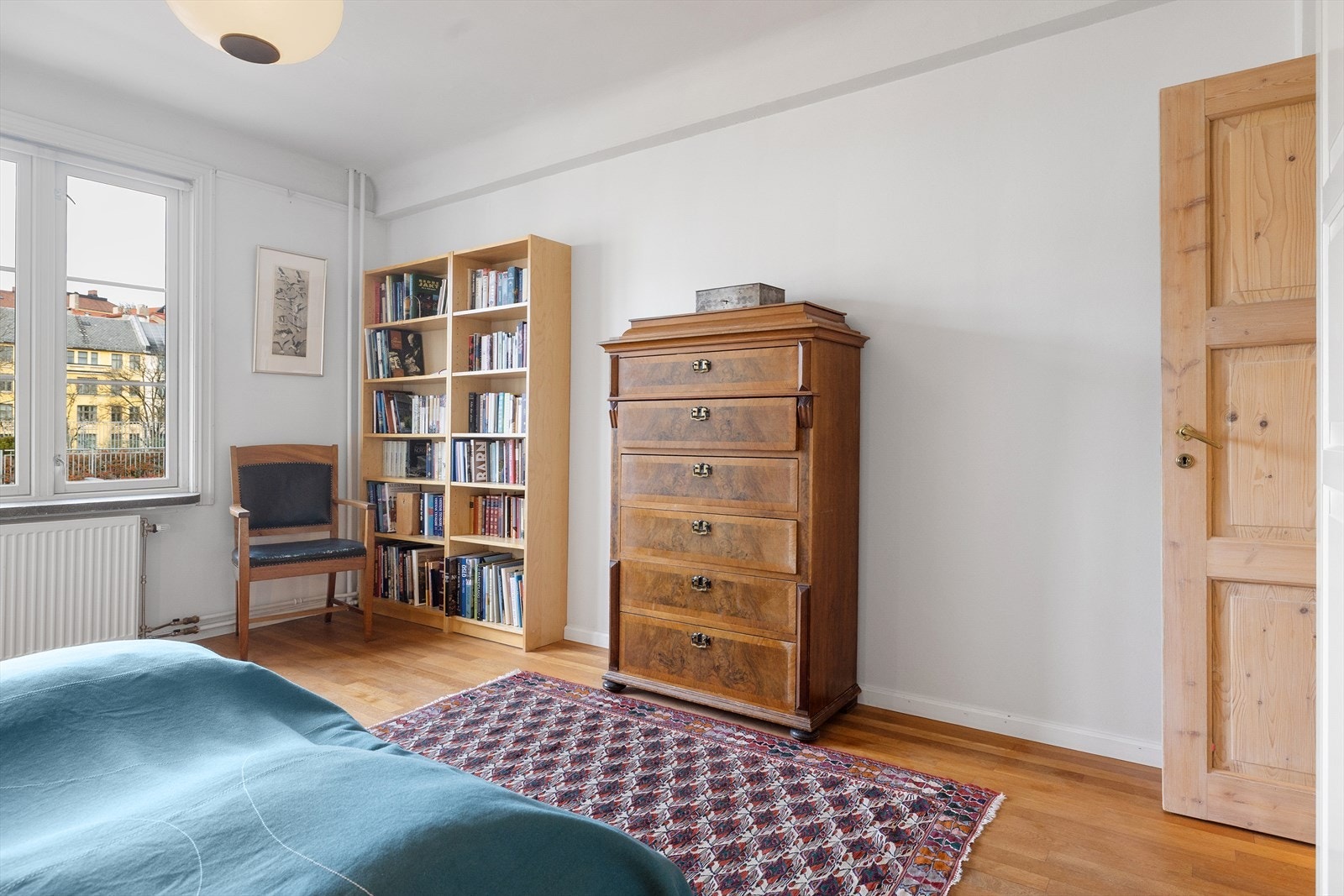 Hovedsoverommet er romslig, og har god plass til dobbeltseng med tilhørende nattbord på hver side. Galleribilde