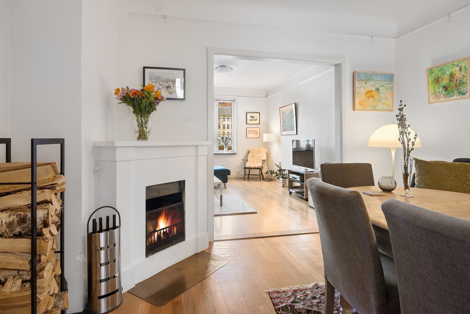 Leiligheten ligger i 3. etasje og inneholder entré/gang, to soverom, toalett, bad, kjøkken, spisestue og stue. Galleribilde