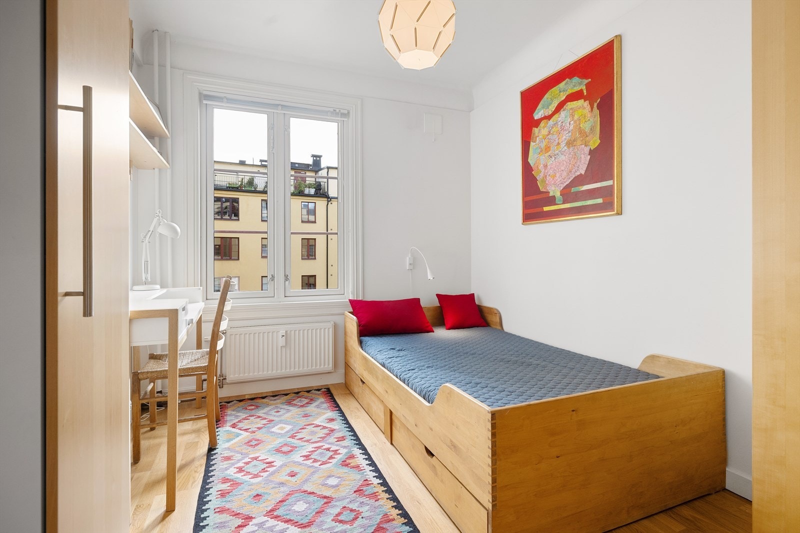 Soverom 2 passer godt som barnerom, gjesterom eller hjemmekontor. Galleribilde