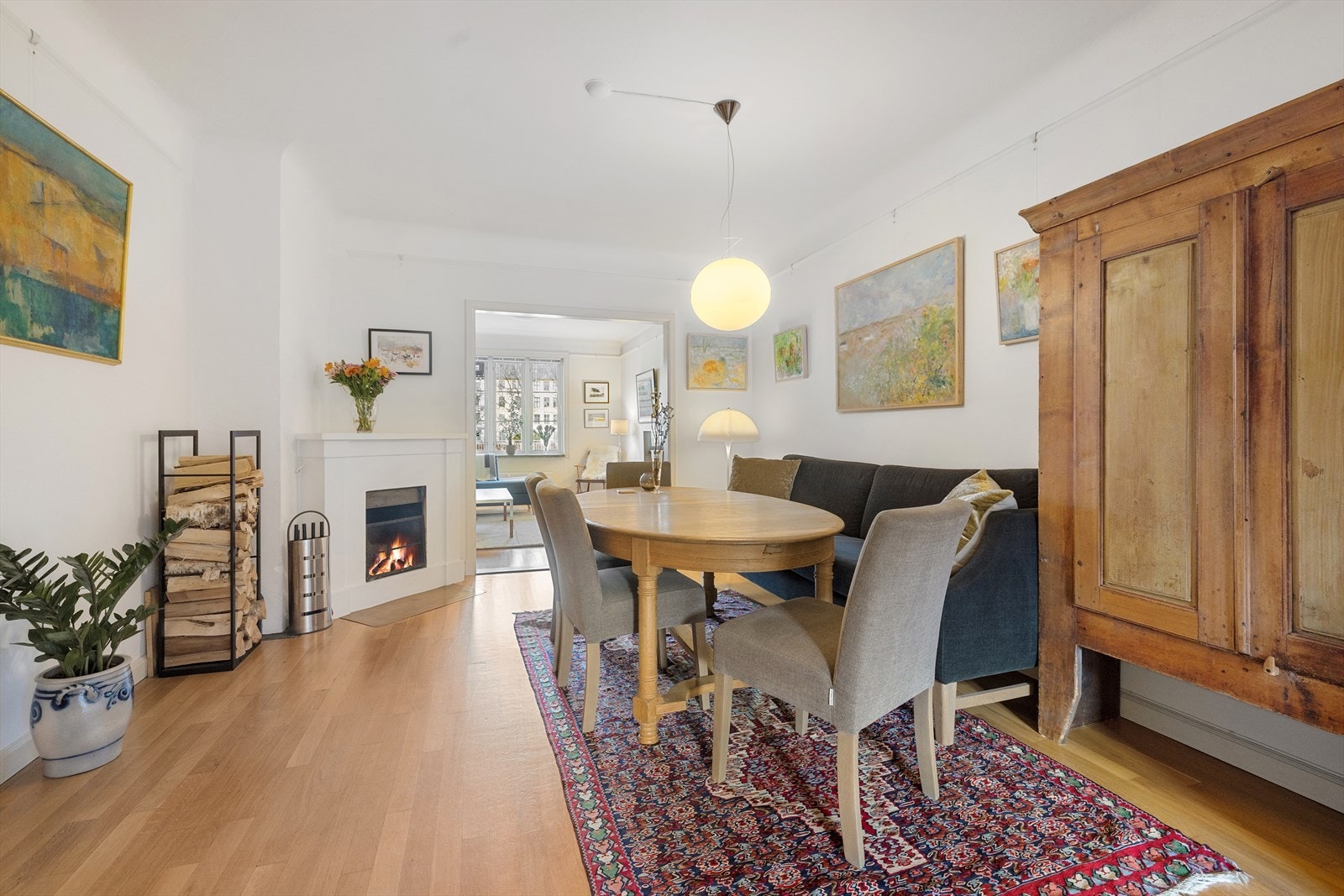 Flott peisovn sikrer behagelig og vedvarende varme, samtidig som den bidrar til hyggelig stemning på kalde høst- og vinterkvelder. Galleribilde