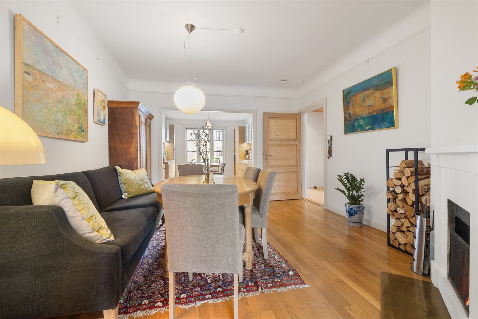 Hyggelig mellomstue som kan innredes etter ønske og behov. Rommet passer svært godt som separat spisestue, bibliotek eller peisestue. Galleribilde