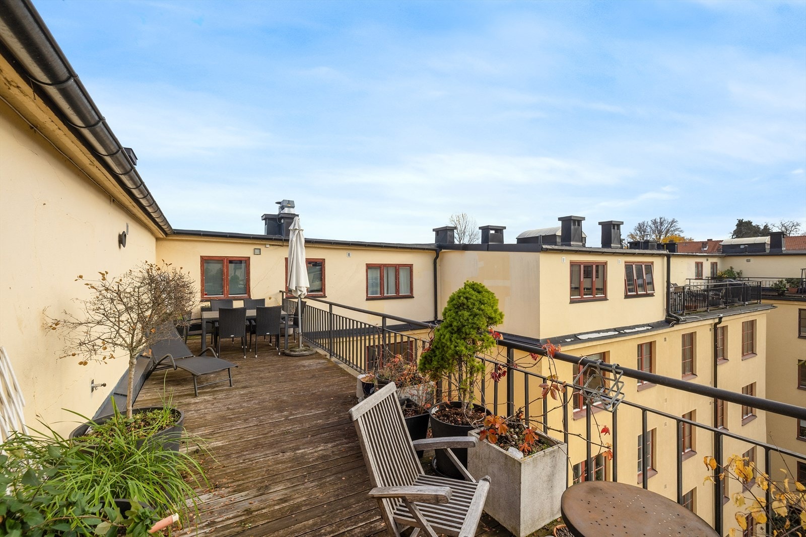 Her er det flere sittegrupper og beplantning. Galleribilde