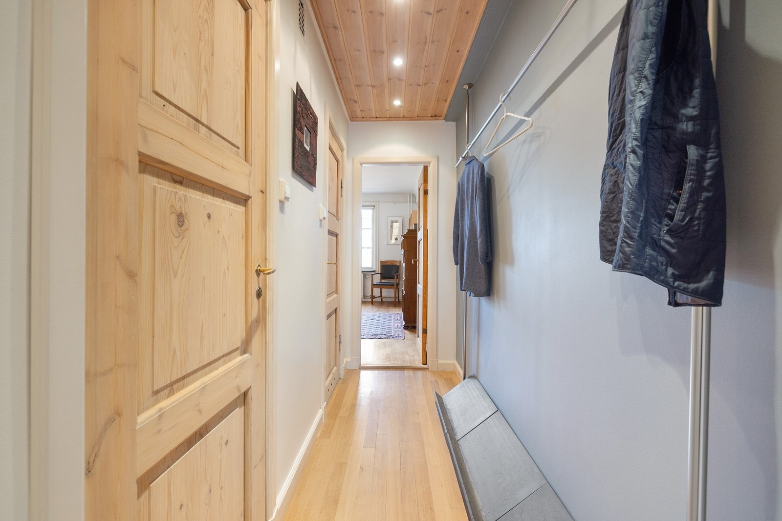 I entréen er det garderobeskap og plass til knagger/skohylle for oppbevaring av yttertøy. Galleribilde