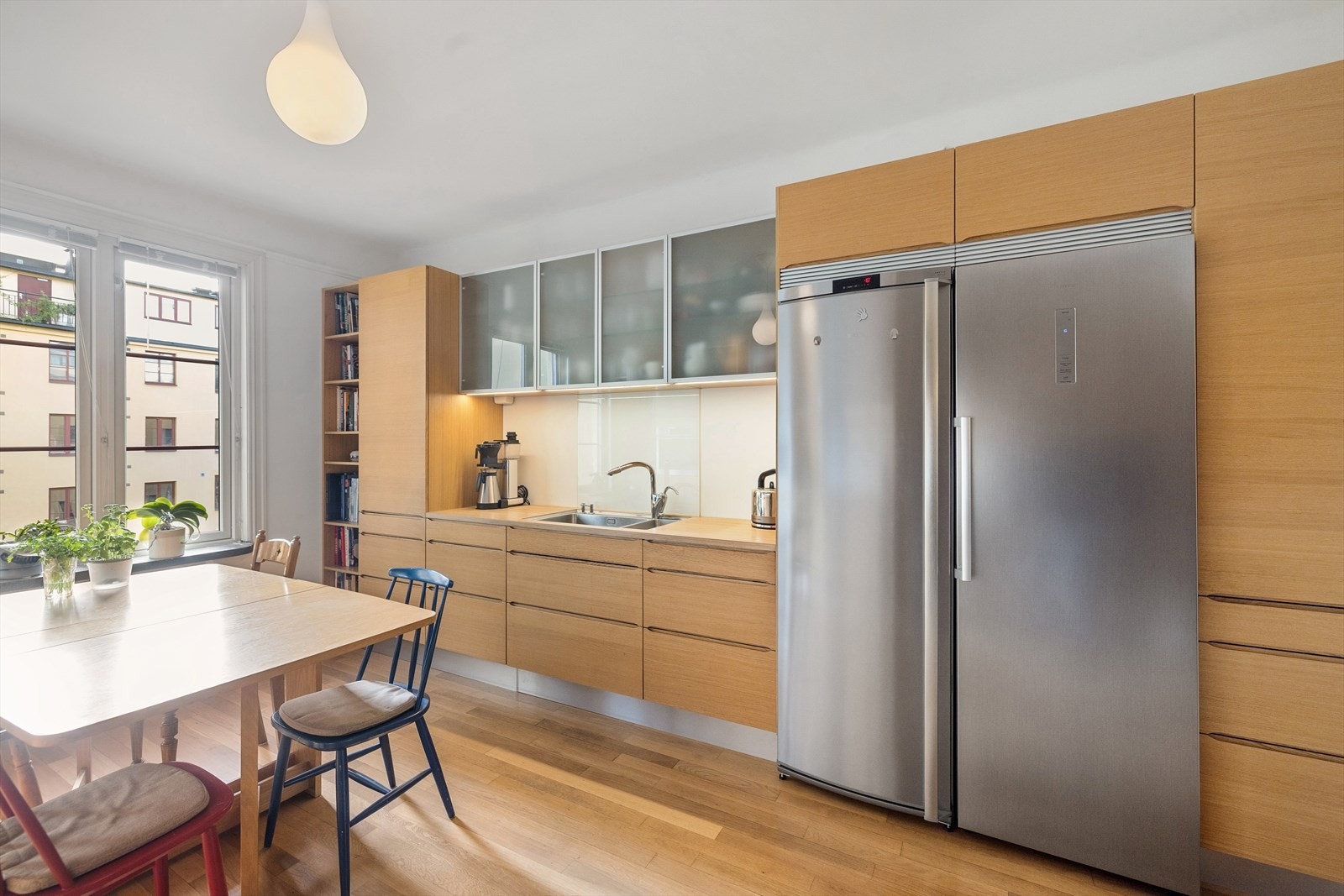 Det er godt med lagringsplass i både skap, skuffer, hyller og høyskap. Galleribilde