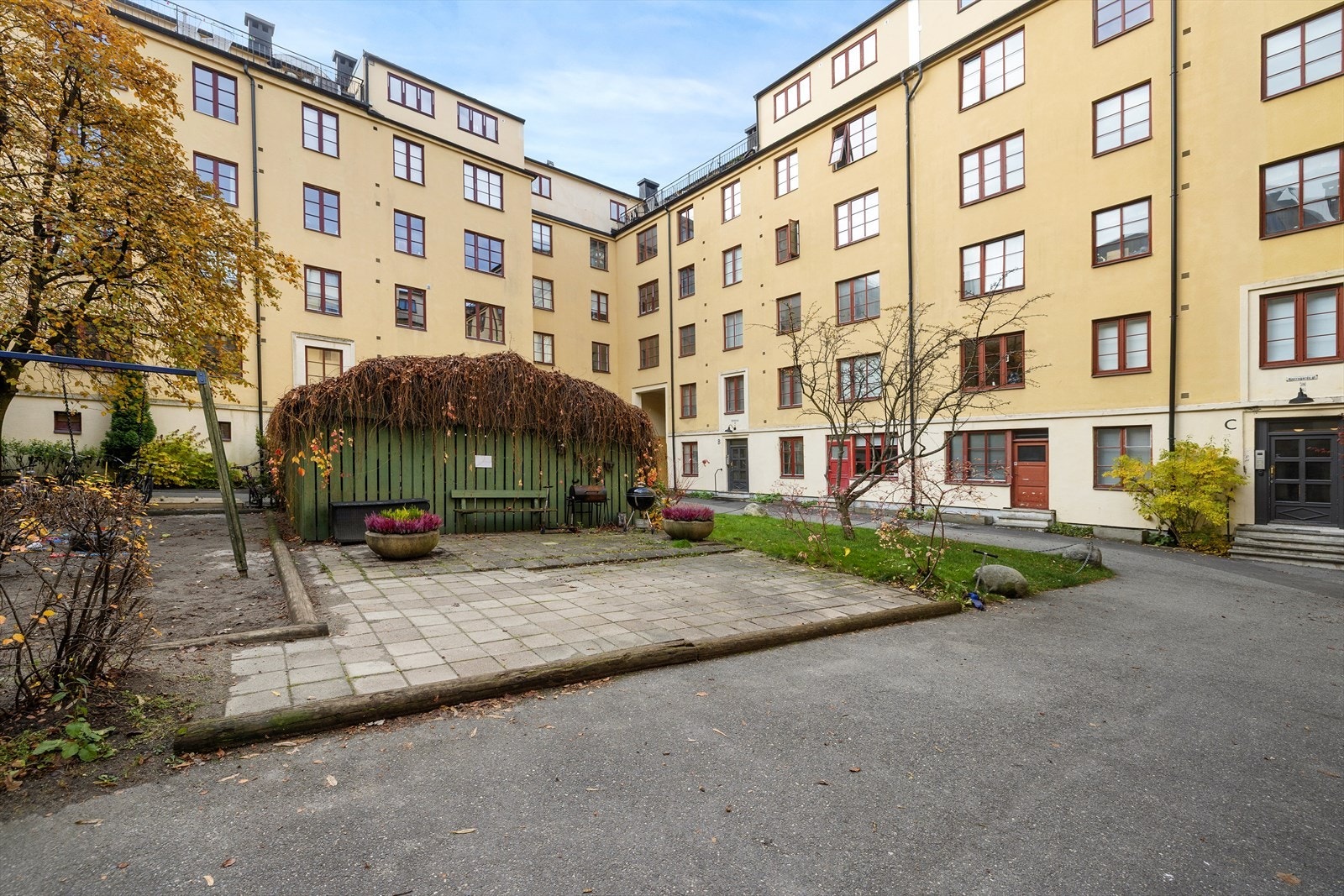 Det er lekeapparater, sittegrupper, grill og sykkelparkering tilgjengelig for beboerne. Galleribilde