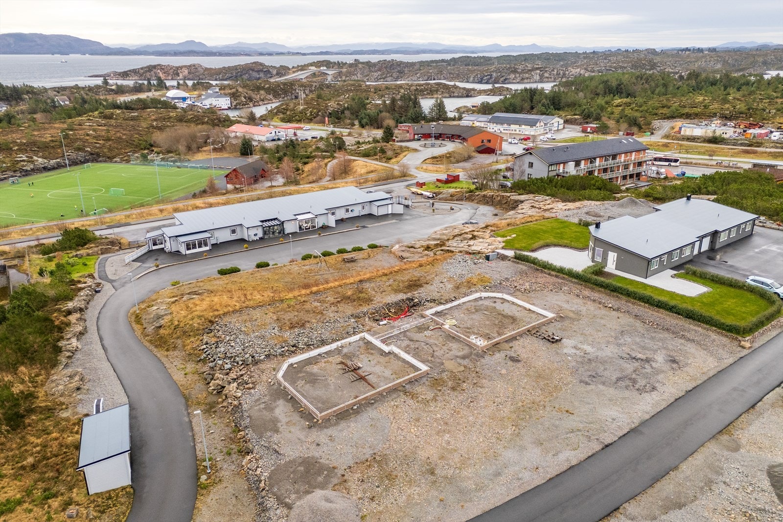 Dagliglivets gjøremål blir enkle og bekvemme med Spar Tjeldstø kun 4 minutters spasertur fra eiendommene. Galleribilde