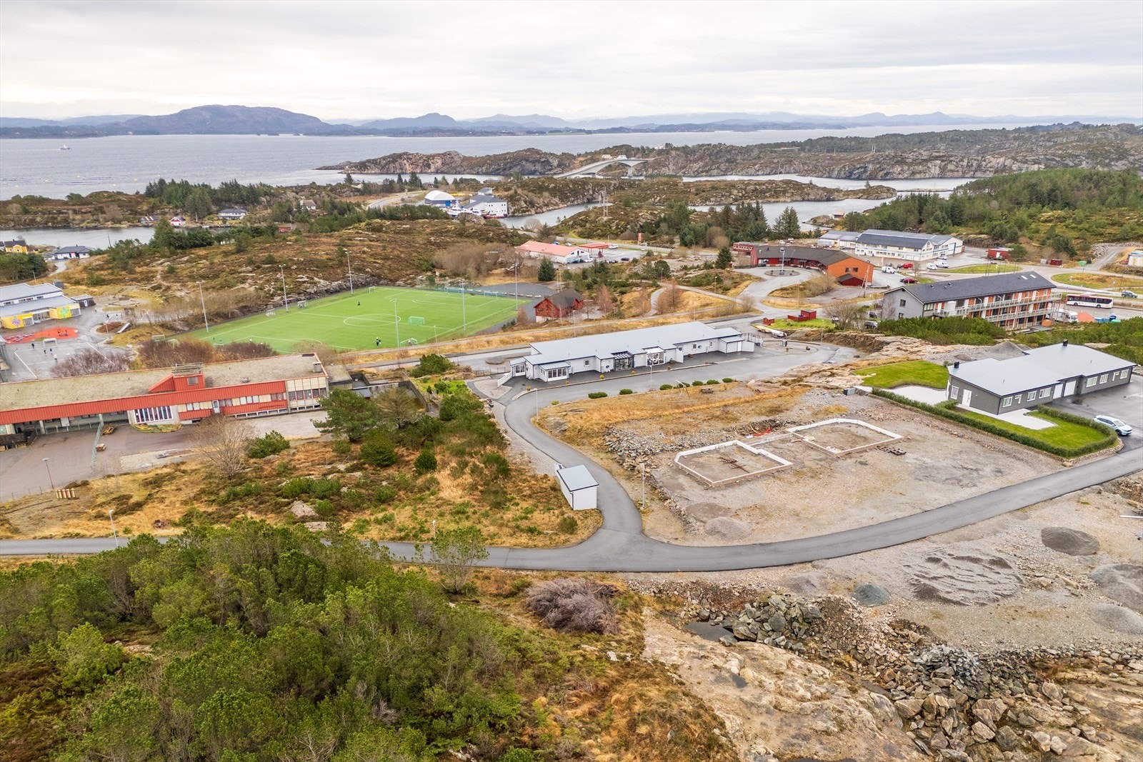 Jensvardvegen 14 & 16 er ideelle for deg som ønsker å kombinere rolig og landlig bostandard med nærhet til moderne fasiliteter. Galleribilde