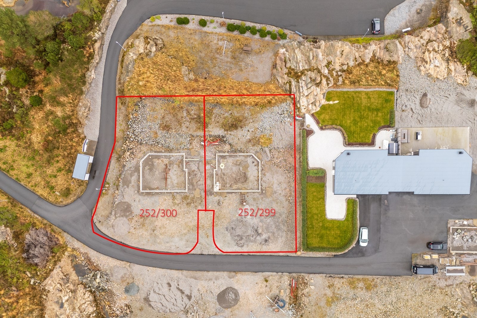 Tomtenes størrelse: Jensvardvegen 14 (Gnr. 252 Gnr. 300) ca. 954,9m² Jensvardvegen 16 (Gnr. 252 Gnr. 299) ca. 894,2m². De røde strekene er ikke en nøyaktig oppmåling, men et ca. mål som fotografen har laget til. Oppmålingen må dermed tas med et forbehold Galleribilde