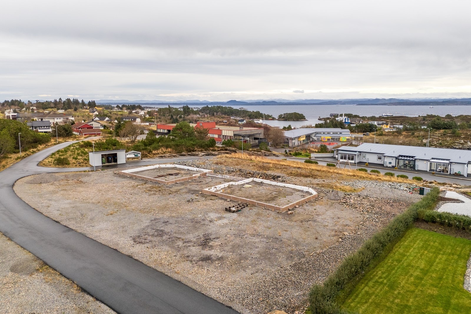 Kollektivtilbudet er også godt ivaretatt. Tjeldstø terminal ligger ca. 5 minutters gange fra eiendommene. Galleribilde