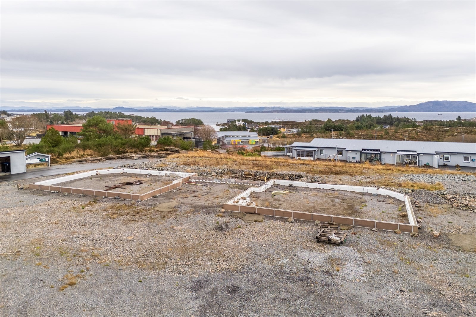 For barnefamilier ligger forholdene svært godt til rette. Tjeldstø skule (1.-7. klasse) er kun 4 minutters gange fra tomtene. Galleribilde