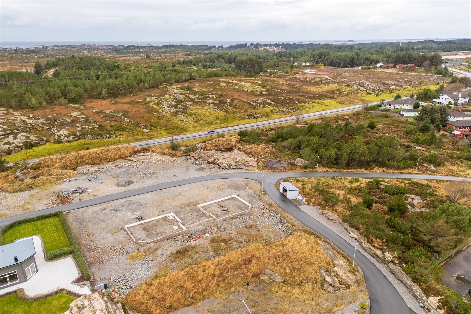 Området har nærhet til sjø, turterreng og idylliske friluftsarealer, noe som skaper en perfekt ramme for et aktivt og naturnært liv. Galleribilde