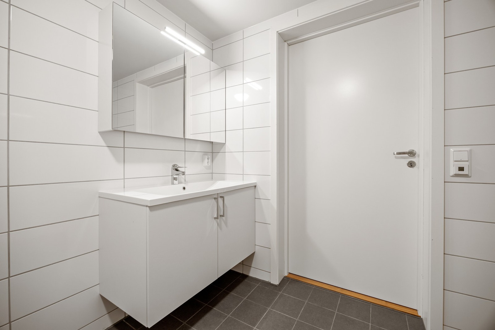 Utsytrt med servantskap, toalett, dusjdører og opplegg for vaskemaskin Galleribilde