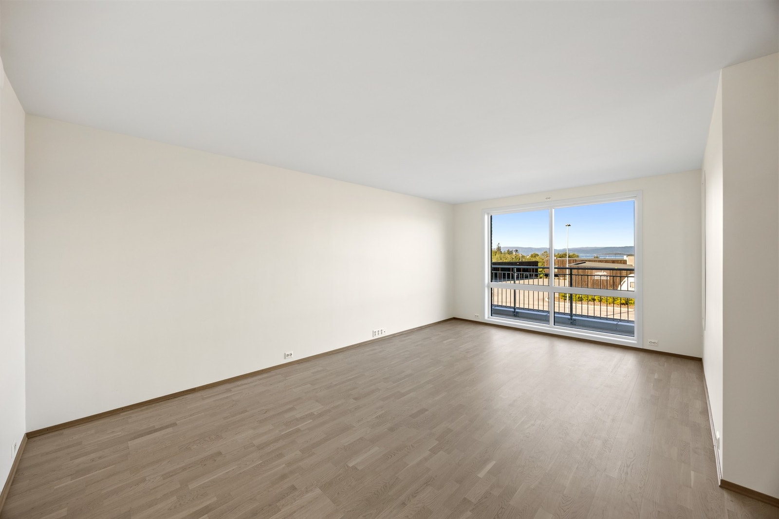 Romslig stue med god plass til både spisebord og sofagruppe Galleribilde