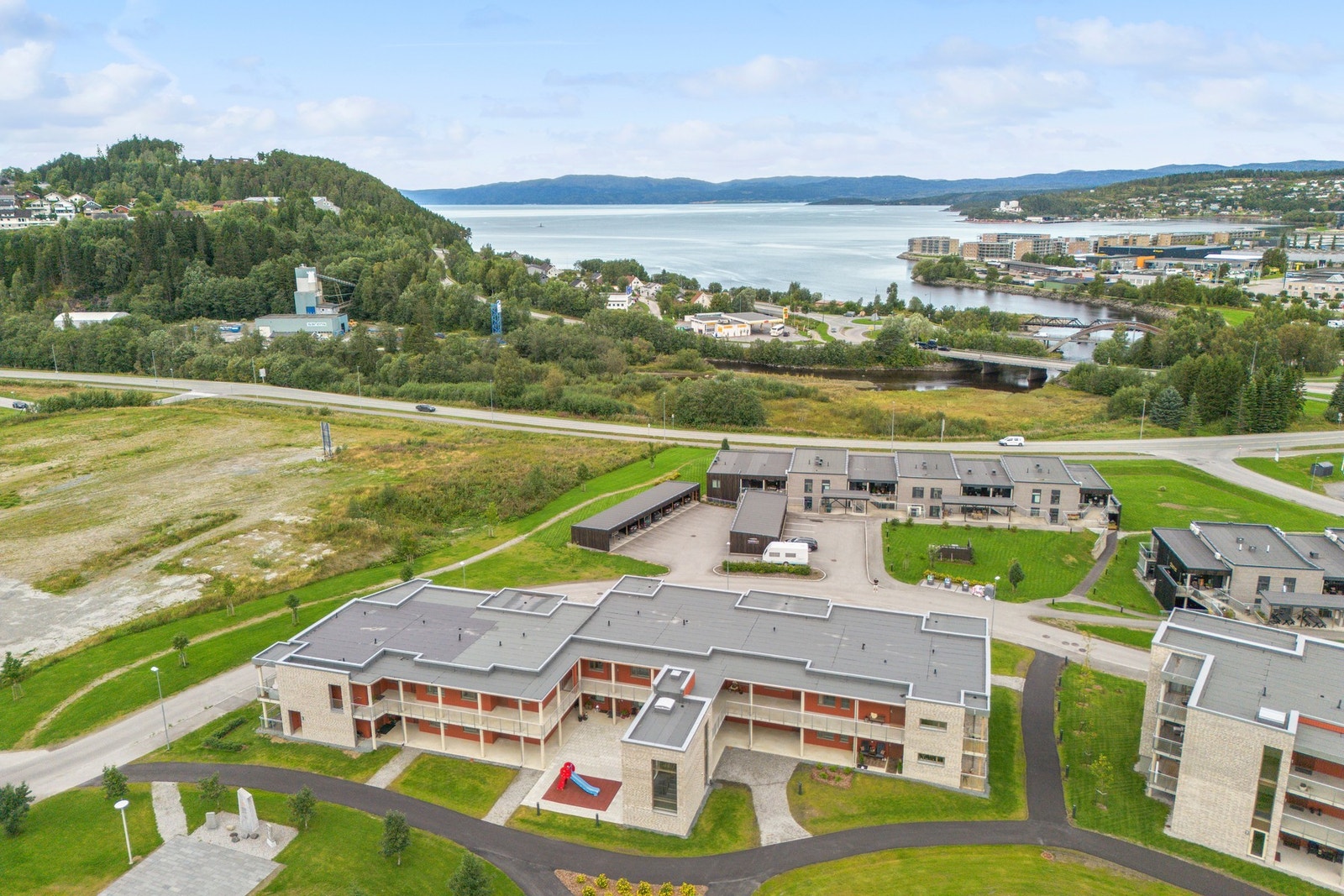 Dagligvarebutikk Kiwi i kort gangavstand, samt legekontor, treningsstudio, Jula, Rusta, Byggmix, Poppellunden barnehage m.m. i nærområdet på Sannan. Galleribilde