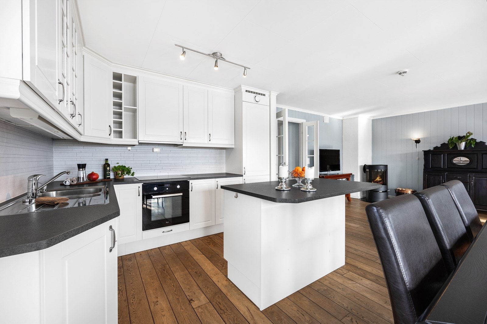 Her er det detaljer som takhøye overskap og åpne hylleløsninger. Galleribilde