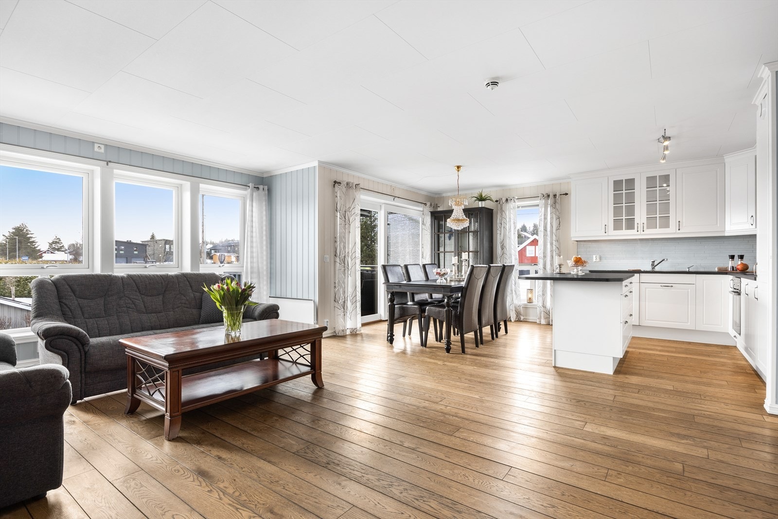 Rommet har store og mange vinduer, noe som bringer naturen inn og gir godt med lys. Galleribilde