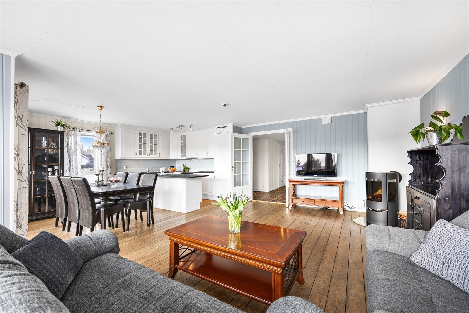 Det kan møbleres på flere ulike måter og det er plass til både sofagruppe, spisebord og TV-møblement. Galleribilde